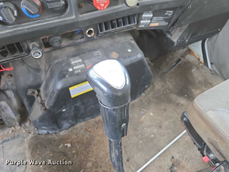 image for item EN2073 2002 International 2574 roll-off container truck