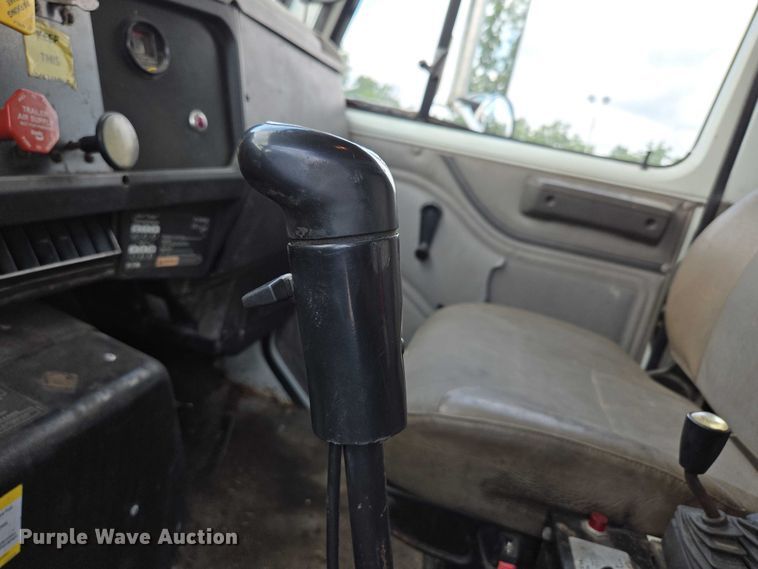 image for item EN2073 2002 International 2574 roll-off container truck