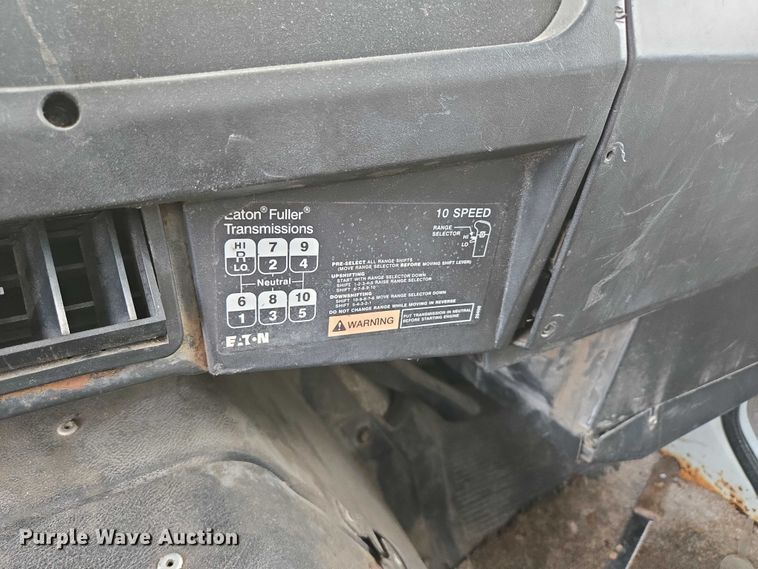 image for item EN2073 2002 International 2574 roll-off container truck