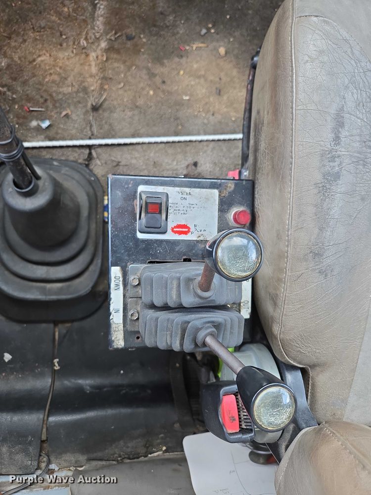 image for item EN2073 2002 International 2574 roll-off container truck