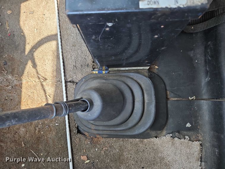 image for item EN2073 2002 International 2574 roll-off container truck