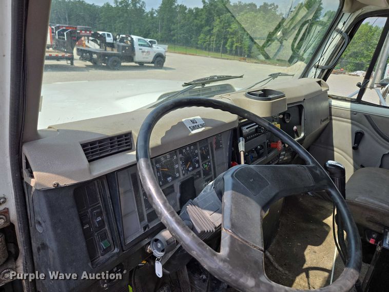 image for item EN2073 2002 International 2574 roll-off container truck