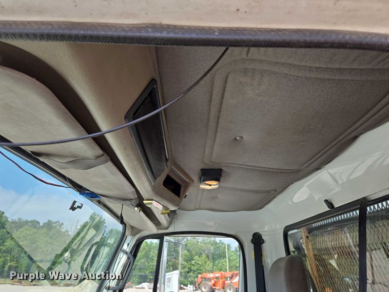 image for item EN2073 2002 International 2574 roll-off container truck