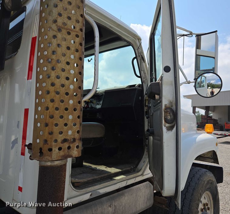 image for item EN2073 2002 International 2574 roll-off container truck