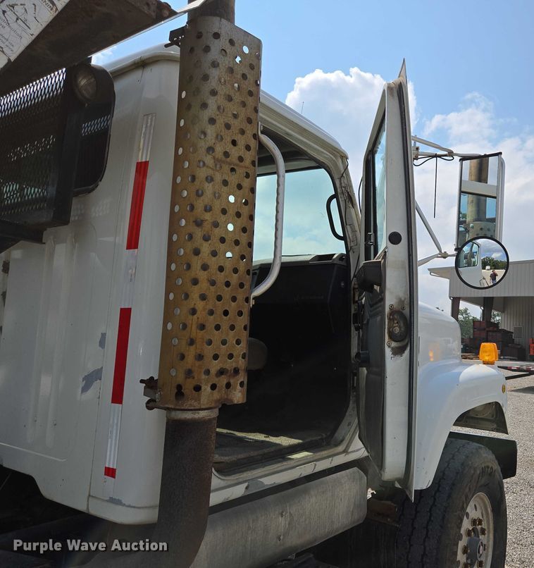 image for item EN2073 2002 International 2574 roll-off container truck