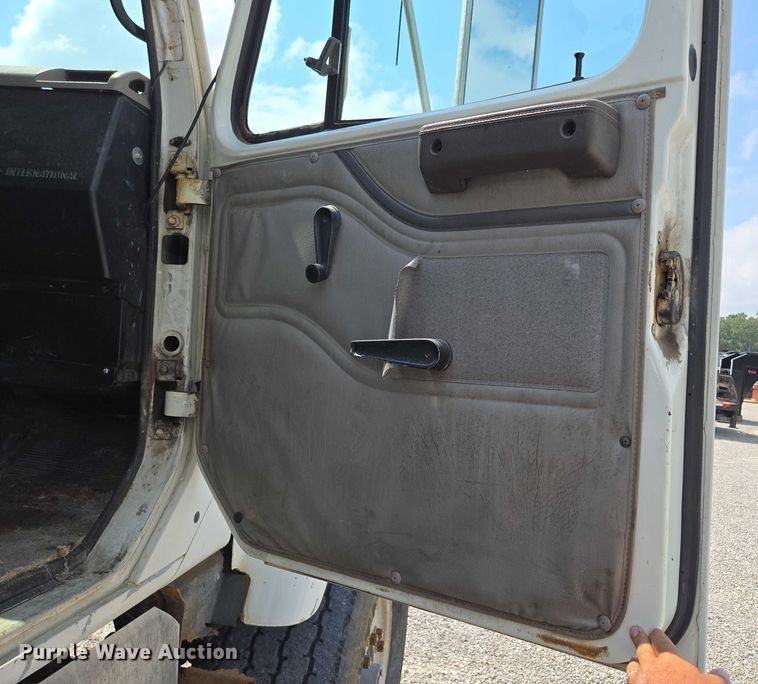 image for item EN2073 2002 International 2574 roll-off container truck