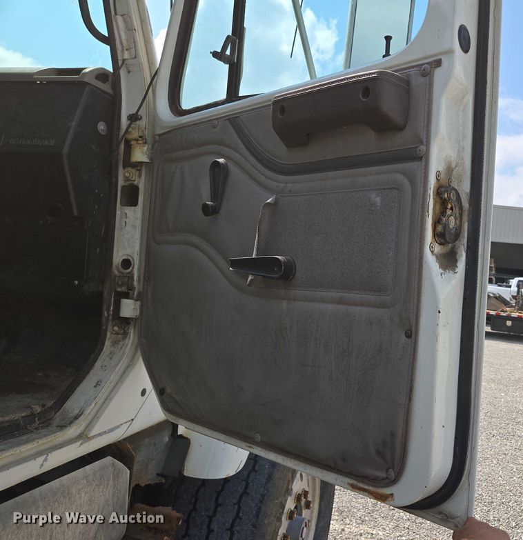 image for item EN2073 2002 International 2574 roll-off container truck