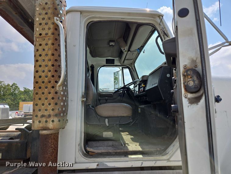 image for item EN2073 2002 International 2574 roll-off container truck