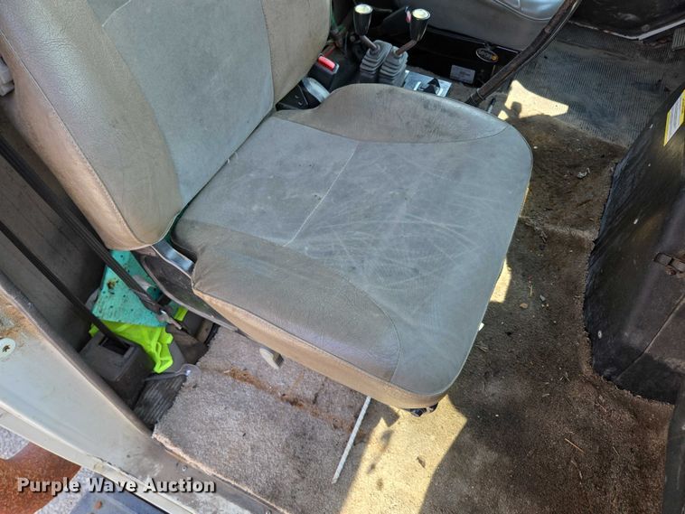 image for item EN2073 2002 International 2574 roll-off container truck