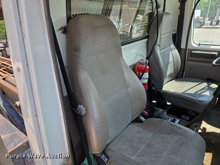 image for item EN2073 2002 International 2574 roll-off container truck