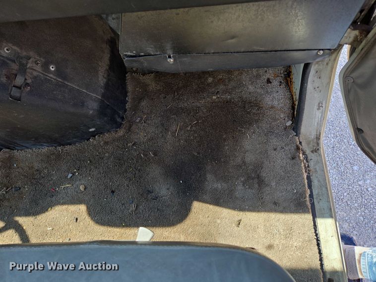 image for item EN2073 2002 International 2574 roll-off container truck