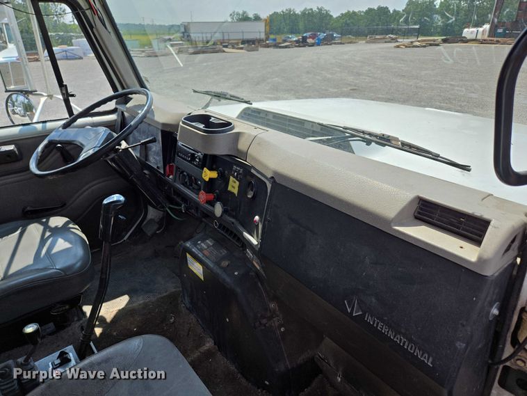 image for item EN2073 2002 International 2574 roll-off container truck