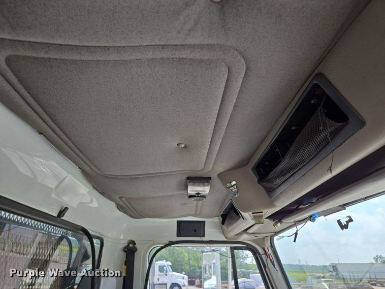 image for item EN2073 2002 International 2574 roll-off container truck