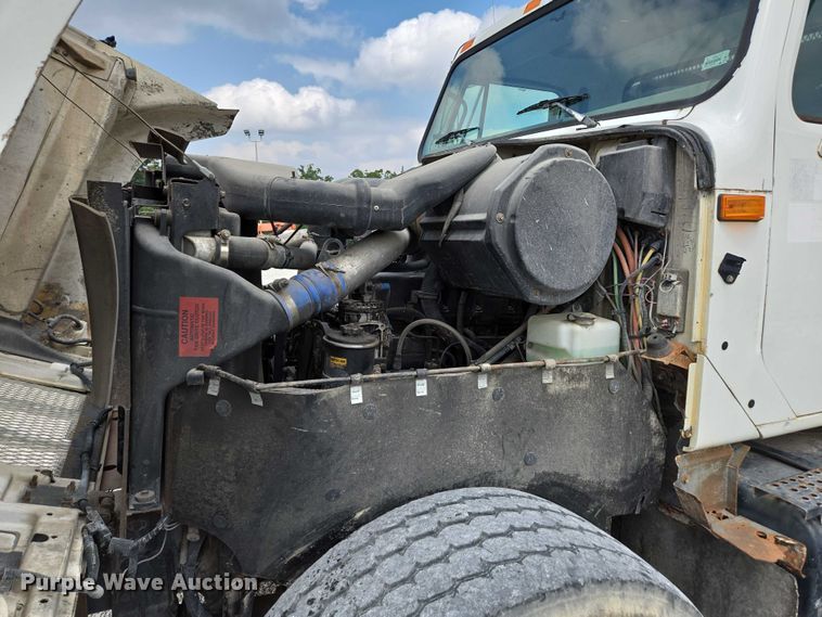 image for item EN2073 2002 International 2574 roll-off container truck