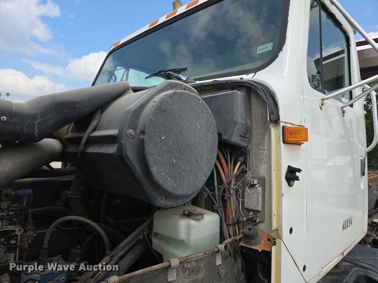 image for item EN2073 2002 International 2574 roll-off container truck