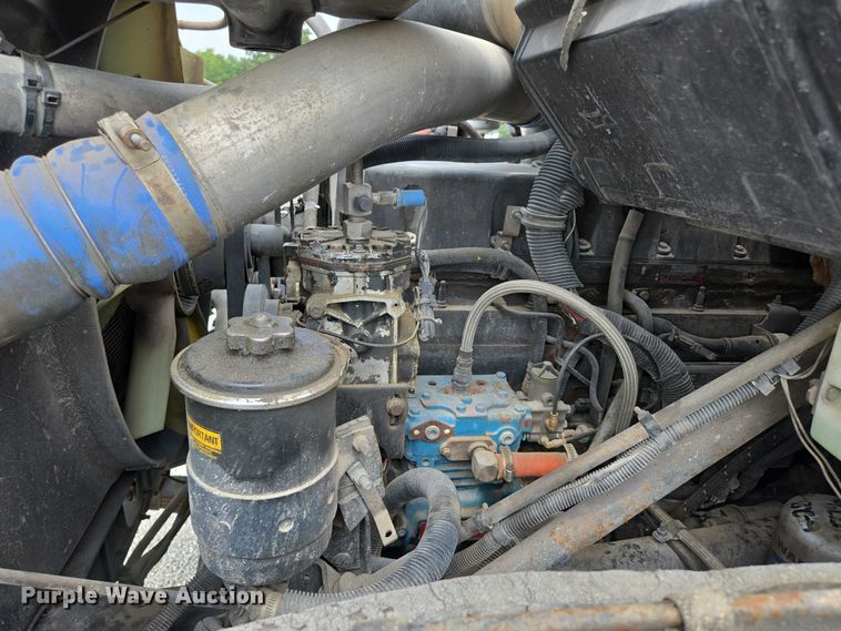 image for item EN2073 2002 International 2574 roll-off container truck