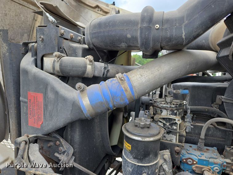 image for item EN2073 2002 International 2574 roll-off container truck