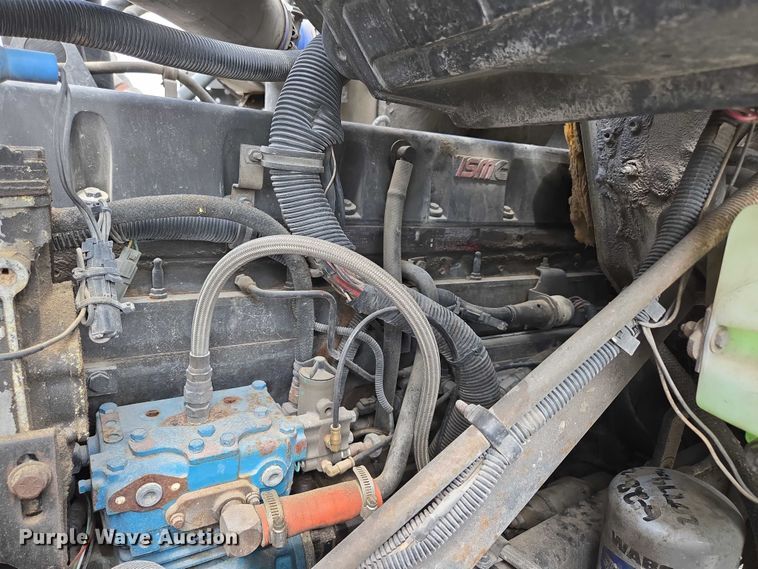 image for item EN2073 2002 International 2574 roll-off container truck