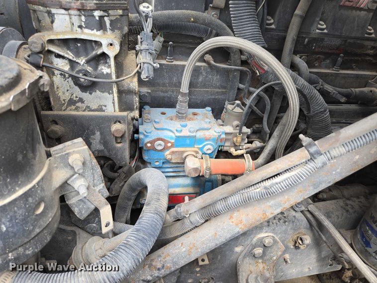 image for item EN2073 2002 International 2574 roll-off container truck