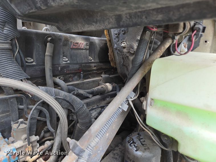 image for item EN2073 2002 International 2574 roll-off container truck