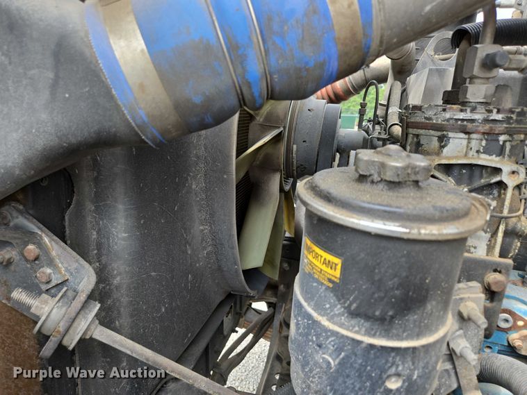 image for item EN2073 2002 International 2574 roll-off container truck