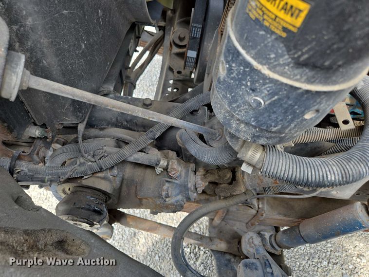 image for item EN2073 2002 International 2574 roll-off container truck