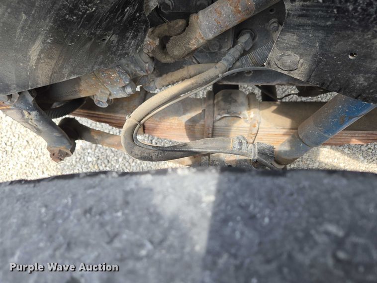 image for item EN2073 2002 International 2574 roll-off container truck