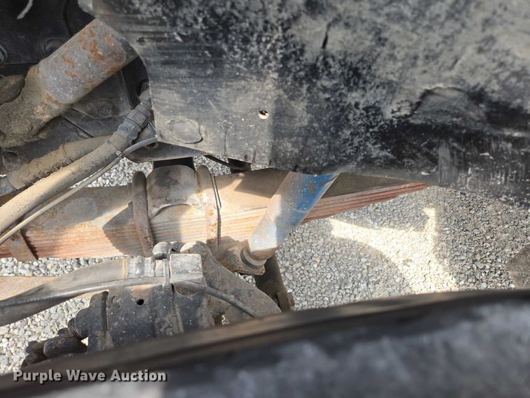 image for item EN2073 2002 International 2574 roll-off container truck