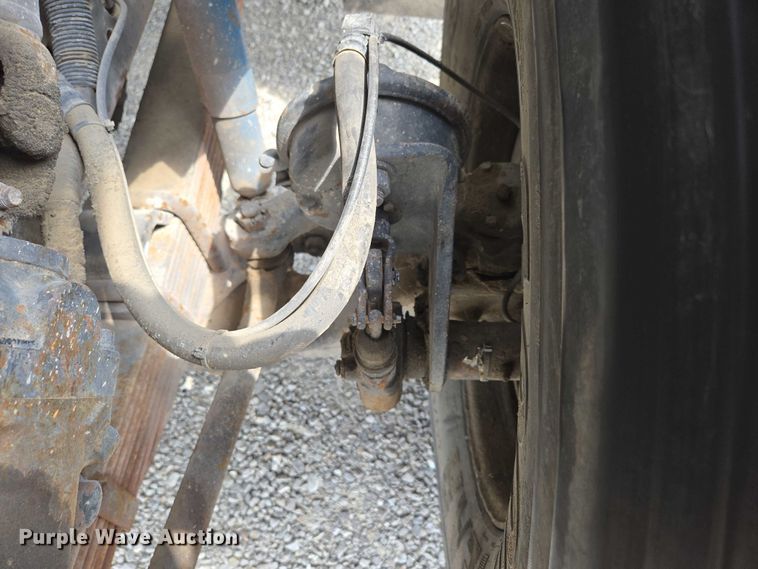 image for item EN2073 2002 International 2574 roll-off container truck