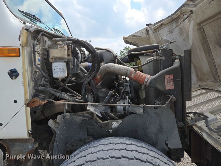 image for item EN2073 2002 International 2574 roll-off container truck