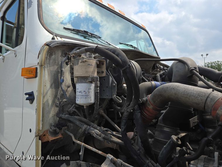 image for item EN2073 2002 International 2574 roll-off container truck