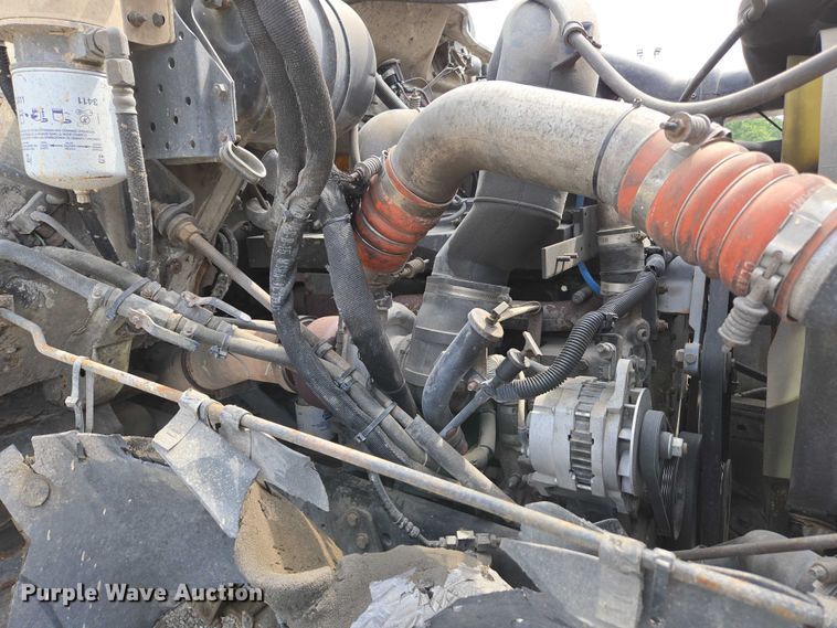 image for item EN2073 2002 International 2574 roll-off container truck