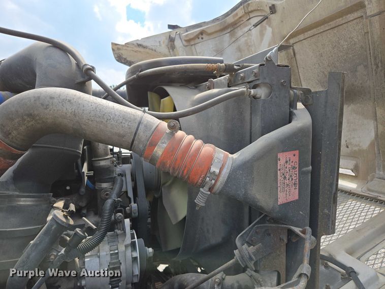 image for item EN2073 2002 International 2574 roll-off container truck