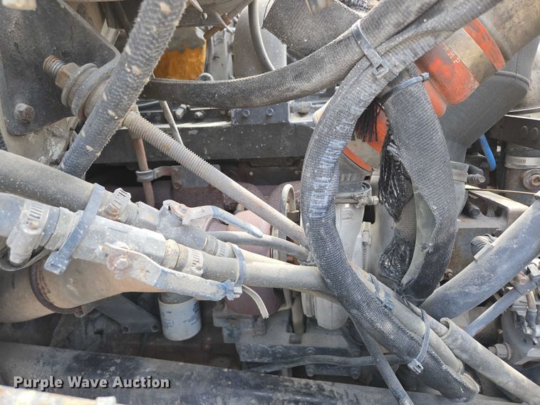 image for item EN2073 2002 International 2574 roll-off container truck