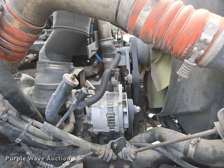 image for item EN2073 2002 International 2574 roll-off container truck