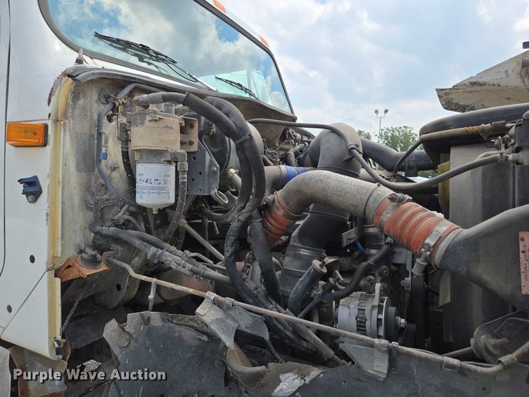 image for item EN2073 2002 International 2574 roll-off container truck