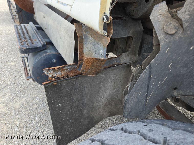 image for item EN2073 2002 International 2574 roll-off container truck