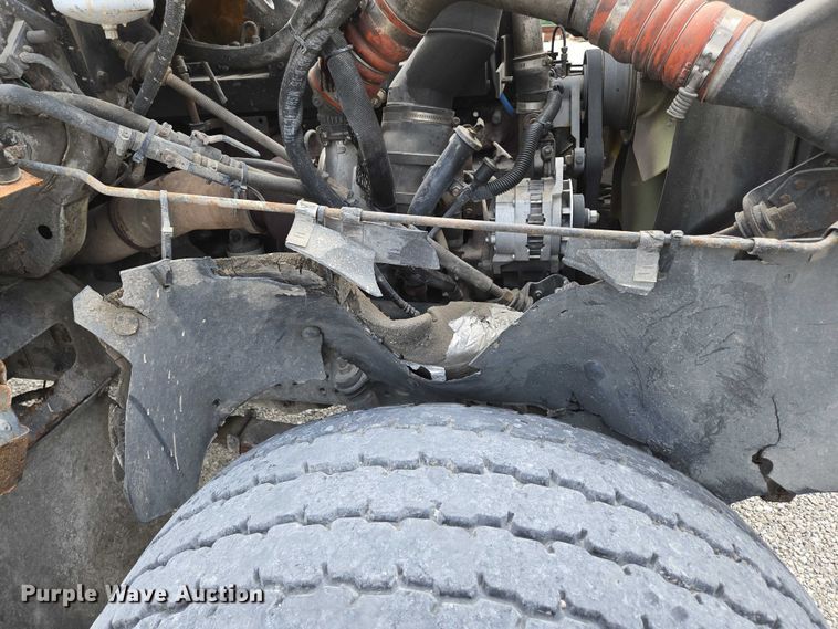 image for item EN2073 2002 International 2574 roll-off container truck