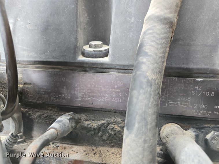 image for item EN2073 2002 International 2574 roll-off container truck