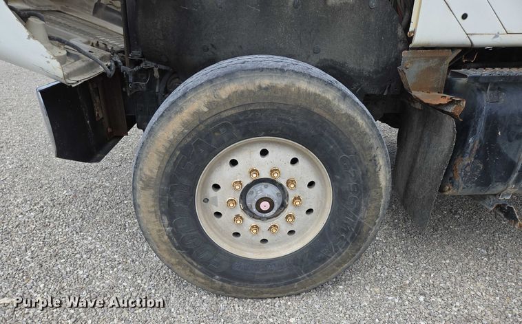 image for item EN2073 2002 International 2574 roll-off container truck