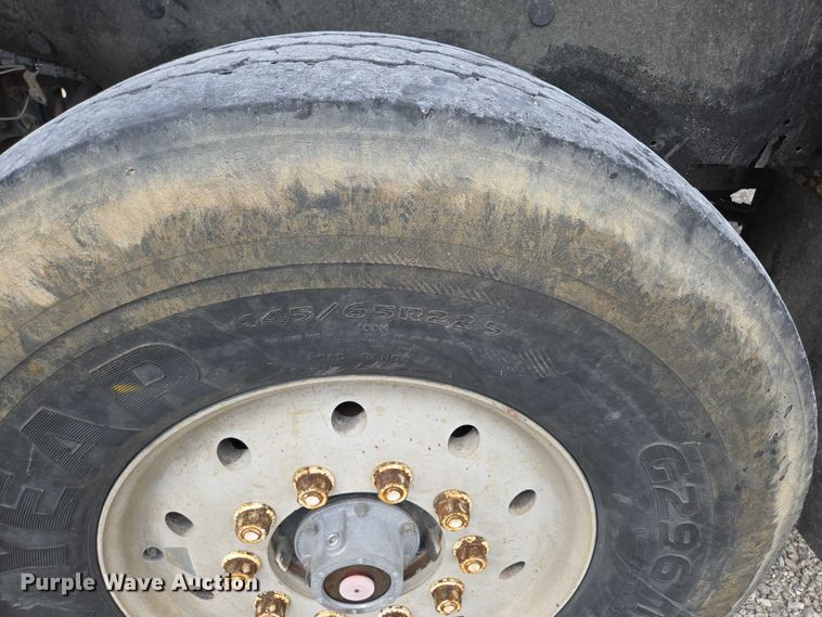 image for item EN2073 2002 International 2574 roll-off container truck