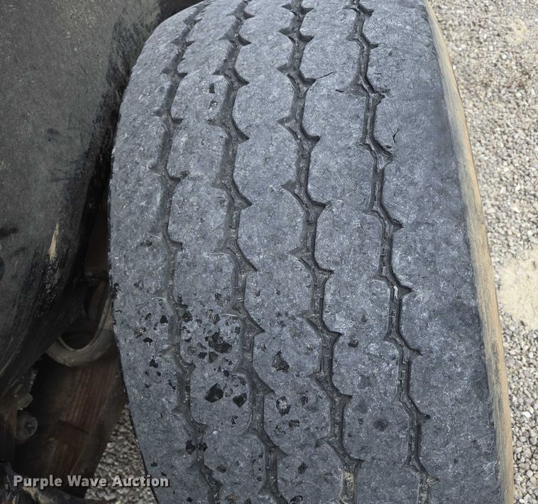 image for item EN2073 2002 International 2574 roll-off container truck