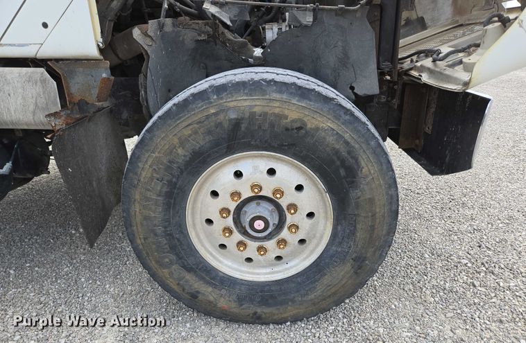 image for item EN2073 2002 International 2574 roll-off container truck