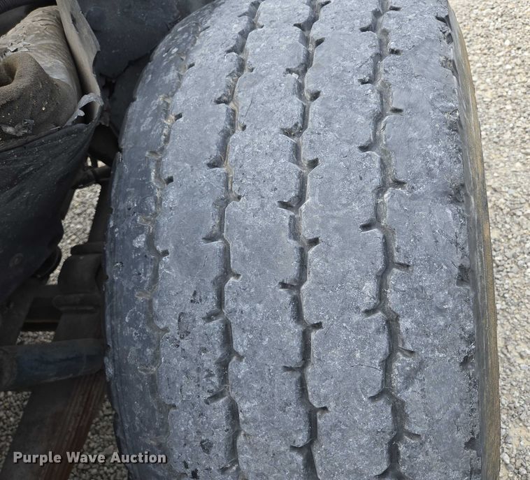 image for item EN2073 2002 International 2574 roll-off container truck