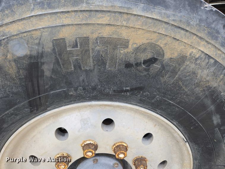 image for item EN2073 2002 International 2574 roll-off container truck