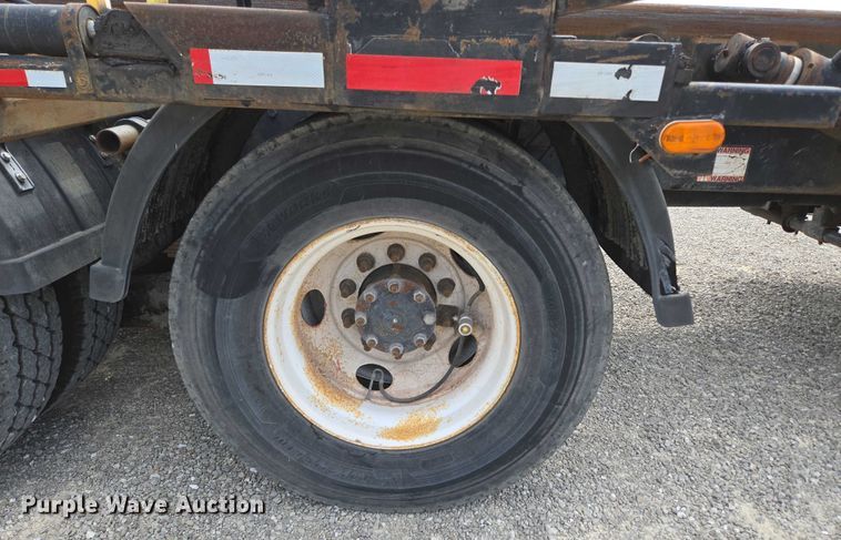 image for item EN2073 2002 International 2574 roll-off container truck