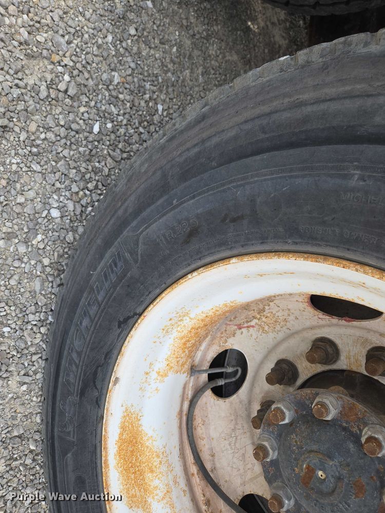 image for item EN2073 2002 International 2574 roll-off container truck