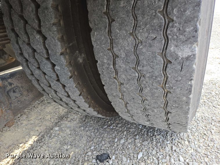 image for item EN2073 2002 International 2574 roll-off container truck