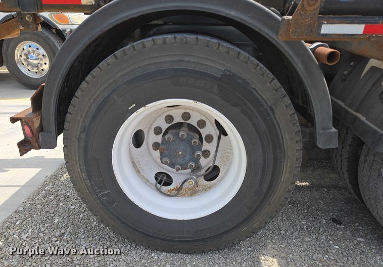 image for item EN2073 2002 International 2574 roll-off container truck