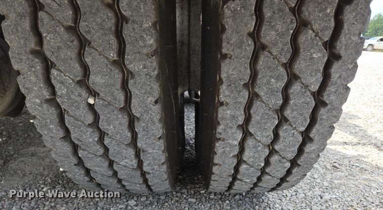 image for item EN2073 2002 International 2574 roll-off container truck